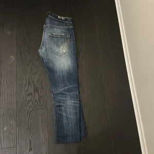 Dondup jeans  - Unika dondup jeans. Skick 9/10. nypris 3000. Mitt pris 1049 Längd 90, bredd 38