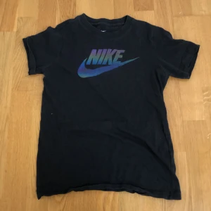 Nike tröja - Hej! Jag säljer denna t-shirt för att den har blivit för liten. Skick är 9 av 10. Kontakta för minsta tanke om tröjan