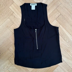 HOPE linne svart m dragkedja s.36 - Vävt linne i 100% shiny viscose Zip fram I perfekt skick, använt en gång  