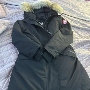 Canada goose Jacka - Hej,  Säljer min tjejs canada goose jacka den är hel ny och äkta. Ställ frågor om du undrar nåt. Går ner i pris vid snabb affär. 