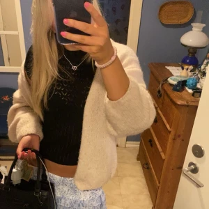 Supersnygg tröja från Zara 🖤 - Populär tröja från Zara, så snygga detaljer, bra skick 