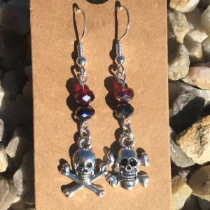 Örhängen  - Örhängen av glaspärlor och silverskallar