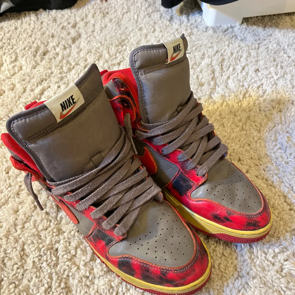 Nike dunk high 1985 red acid wash 👟 Storlek: 42,5❗️ Bra skick med små skador inuti. Priset är inte hugget i sten! Dma vid frågor eller funderingar.. Skor.