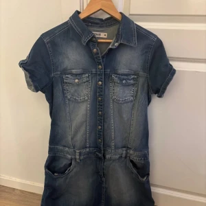 Jeansklänning  - Aldrig använd därav säljes. 