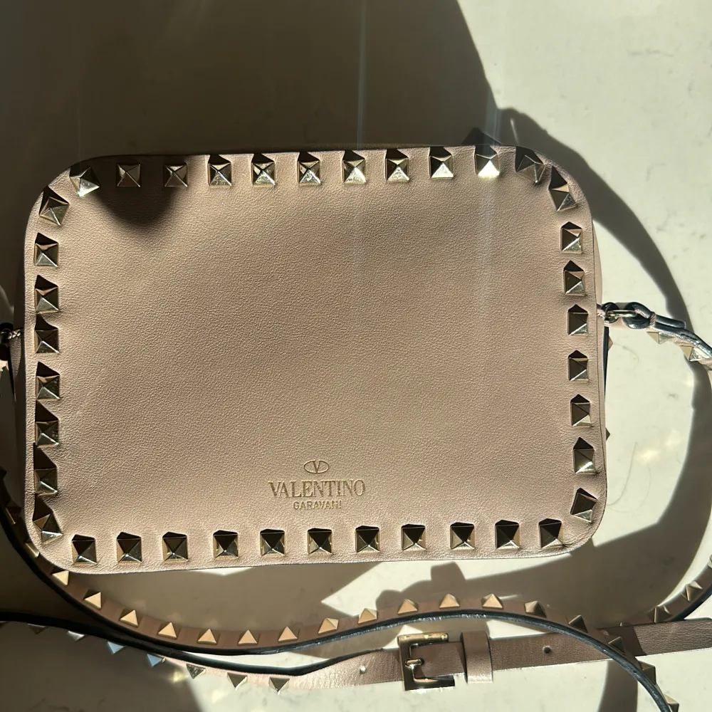  Säljer min nästintill nya Valentino väska! Köpt i Stockholm på NK! Väskan har alla tillbehör, samt kvitto. Säljer den eller kan tänkas byta mot en Ysl väska i loulou. Accessoarer.