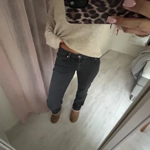 svarta jeans  - svarta jeans från junkyard, endast testade 