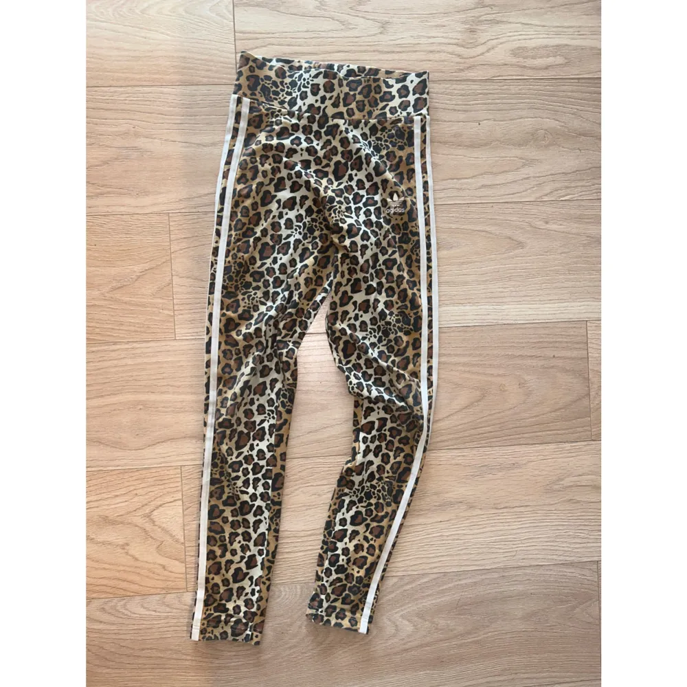 Leggings i leopardmönster från adidas, storlek xs 💛. Jeans & Byxor.