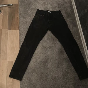 Svarta woodbird jeans - Fina woodbird jeans, säljes pga att de är för små, org pris 900 kr mitt pris 250, inga defekter/ hål endast lite slitning i färgen eftersom de är ganska använda annars inga problem 