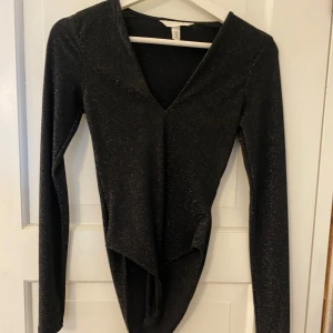 Glitter body  - En snygg glitter body som är perfekt till nyårsfesten, den är använd 1 gång