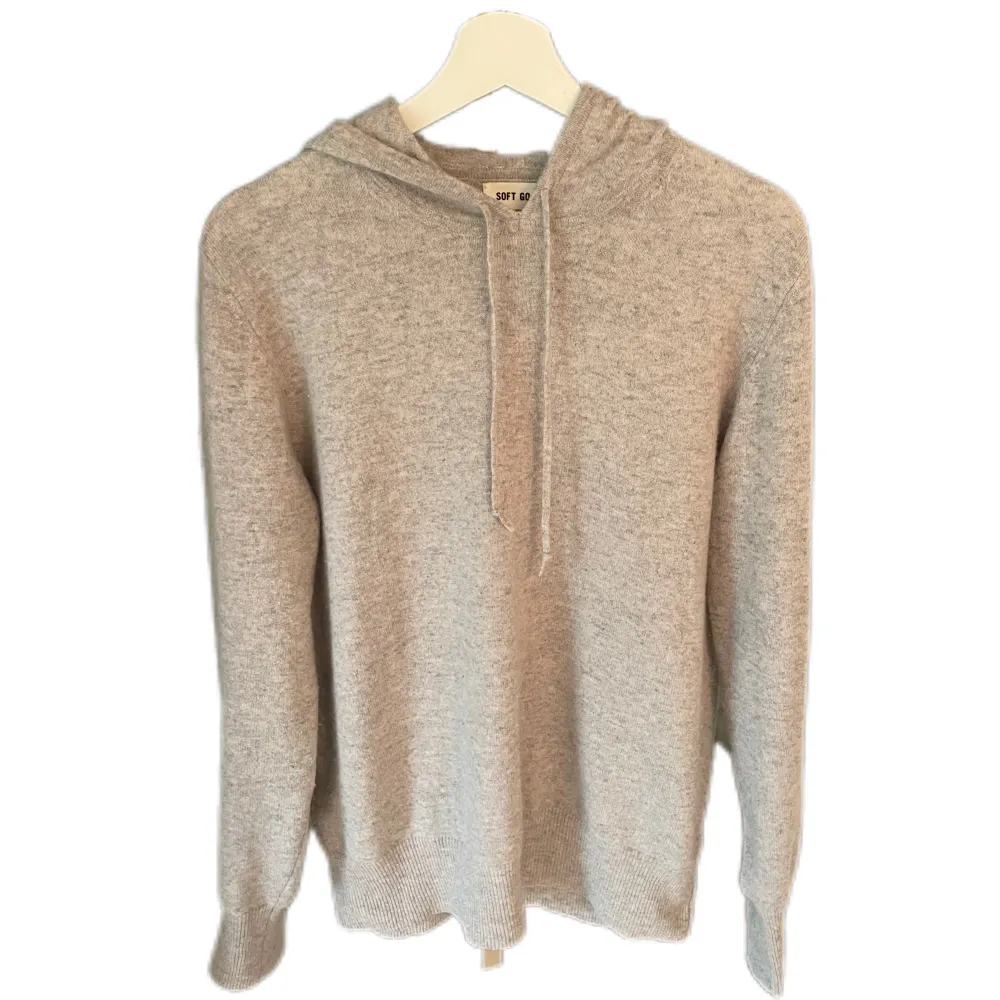Sjukt sjukt fet soft goat Kashmir hoodie ! Slutsåld på deras sida som har ett nypris på cirka 3300kr ! Storlek M passar ungefär på någon som är 175-180 mer eller mindre ! Skick 9/10! Otroligt stilren och väldigt hypad ! skriv frågor/funderingar, Mvh. Hupparit & Collegepaidat.