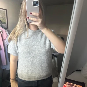 Stickad t-shirt - I storlek 170 från gina young men ungefär som en S.