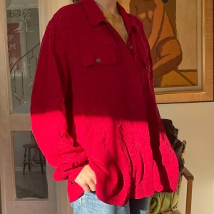 Röd skjorta med blommigt mönster - Svagt blommigt mönster. Skönt lätt tyg, väldigt flowy och stora ärmar.