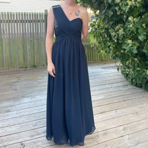 Marinblå balklänning  - Marinblå balklänning med paljetter. Lång och fin men också elegant.   Perfekt för bröllop eller studentbal. 400kr - Fynda! 