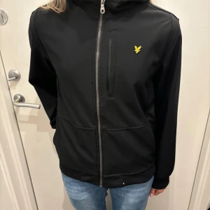 Lyle & scott jacka  - Jackan är i fint skicka. Lite nopprig på mudden.  Om du har några funderingar så tveka inte på att höra av dig  Modellen är 170 lång