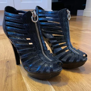 Klackskor, stl.39 - Stabila klackskor med guld dragkedja framtill. Från Donna girl London i stl.39.