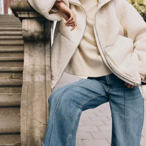 Pilejacka  - Säljer min cremvita pilejacka från HM. Helt ny och oanvänd. Säljer pga passade inte mig. 