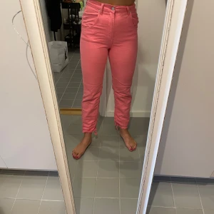 Rosa jeans NA-KD - Använda ett fåtal gånger. I fint skick. Har klippt av byxorna för en kortare längd (är 162 cm lång)