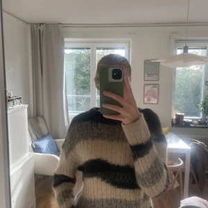 Stickad tröja & other stories - Superfin stickad tröja i toppen skick. Randig med färgerna beige, svart och grå. 