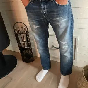 Säljer ett par riktigt feta dondup jeans. Dem passar Bredd 30/ Längd 32. Skicket är 10/10 och det finns såklart inga defekter. Vid frågor är det bara att skriva. 