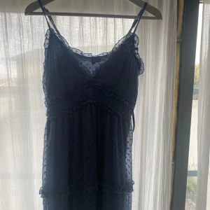 Klänning - Fin marinblå kort klänning, andvänd på skolavslutning annars har den bara hängt i garderoben! 