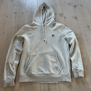 Grå Lyle & Scott hoodie - Snygg Lyle & Scott hoodie i bra skick