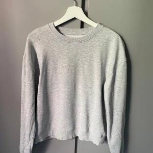 Tröja Cubus  - Vanlig basic lite tjockare tröja. Passformen är normal skulle jag säga. En fin tröja nu som passar höstens färger.