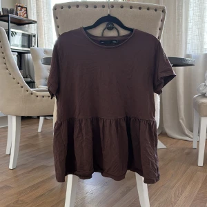 Brun tröja  - En brun volang tröja från lager 157 i stl S i andvänt skick