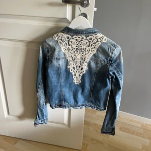 Jeansjacka med spets  - snygg jeansjacka med spetsdetslj i ryggen!