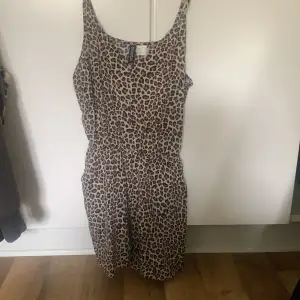 Leopardmönstrad Playsuit i gott skick. Den är sparsamt använd. 