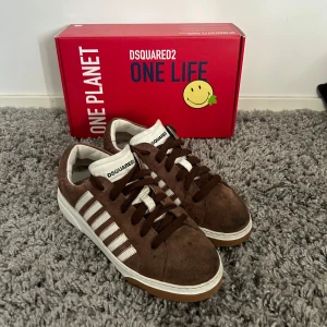 Dsquared2 Bumper Sneakers - Säljer nu mina Dsquared2 Bumper Sneakers i storlek 42. De är i bra skick och nypris ligger på ca 4800kr. Kan mötas upp i Göteborg eller fraktas spårbart via postnord! 