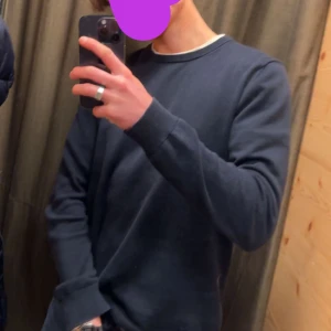 Stickad tröja marinblå - Snygg marinblå stickad tröja från mq, fint skick. Storlek S. Nypris 699kr mitt pris 349kr. 