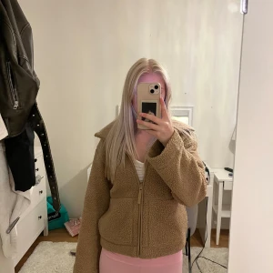 Hm jacka  - Brun/beige jacka i pile från hm. Köptes i våras och har använts fåtal gånger, säljer då den för att den inte kommer till användning🌸kontakta mig vid frågor.