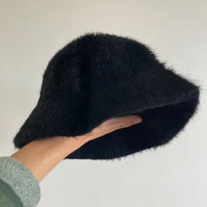 svart buckethat - från Weekday, superfin för hösten 🍂