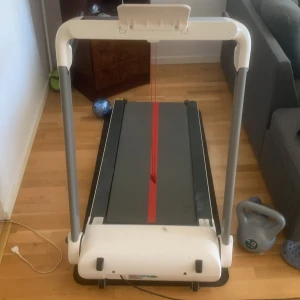 Löpband Från Tekkrunner. Perfekt nu när det börjar bli kalt ute.  - Knapt andvänd. Det ha bara står där men den är hellt fungerande. Köpt för 6000 kr. Går att förhandla om priset.