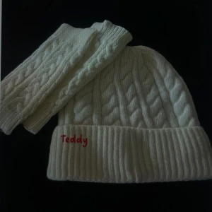 Mössa och handledsvärmare  - Säljer mina egen designade tumvantar och mössa.  Säljs som ett kit.  