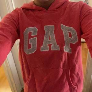 Rosa hoodie från GAP i storlek S. Den är väldigt tunn i tyget