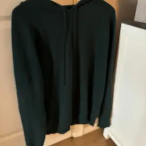 Tjena säljer min gamla 100% merino ull hoodie ifrån tiger of Sweden då den inte används myckeg längre. Storlek L men passar M.