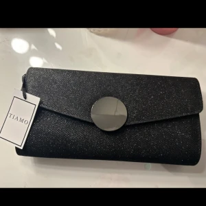 Balväska / kuvertväska - Säljer denna oanvända Tiamo väska från scorett då jag inte använde den på min bal. Helt ny med lapp kvar💛