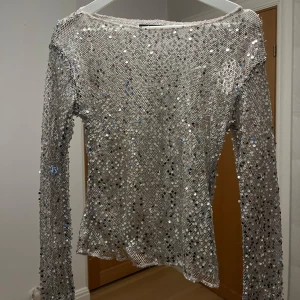 Festtopp  - SUPERfin festtopp som tyvärr är för liten för mig. Har använts några få gånger.