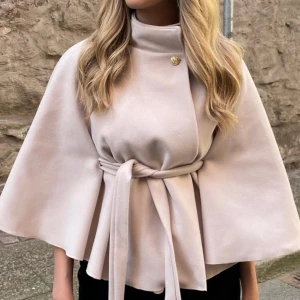 Beige poncho  - Bilder tagna online då jag ponchon är helt oanvänd! Pris kan diskuteras nyköpt för 538 inklusive frakt