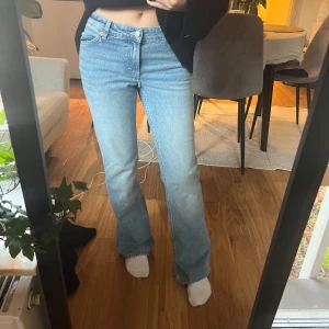Lågmidjade jeans  - Lågmidjade bootcut jeans från Monki 🩷 knappt använda 