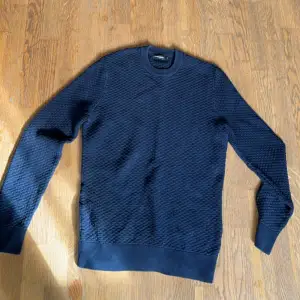 Fet j.lindeberg crewneck i så gott som nytt skick, den är lite mönstrad och de kan man se om man zoomar in bilden lite