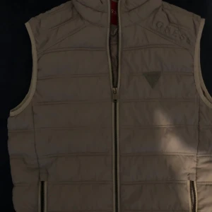 Väst - I bra skick och skulle säga skulle passa folk med S