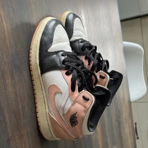 Nike air Jordan mid rosa - Helt ok skick, rosa färg storlek 36.5 Jag vill inte ha dom längre och de är använda en sommar ungefär. De tvättas innan de skickas🫶🏼