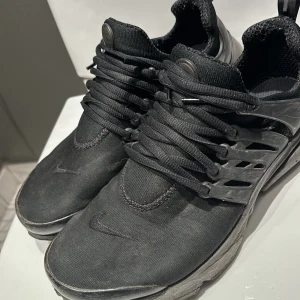 Svarta nike skor  - Säljer dessa Nike skor eftersom de är förstora. Pris kan diskuteras!