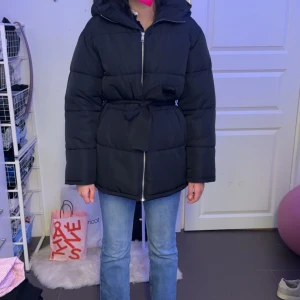 Nelly  - Hej jag vill sälja den här super fina Nelly jacka som är helt oanvänt och den är lite för stor för mig💕