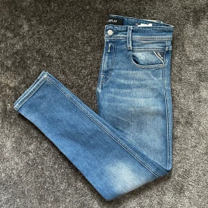 Replay Jeans - Ett par riktigt snygga replay jeans med en snygg blå färg modellen är anbass (slim fit) Storlek W29 L30, ny pris 1899kr. Kontakta för fler bilder eller om du har några funderingar.