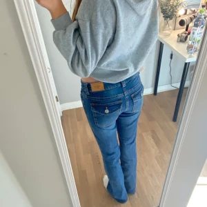 blåa bootcut jeans - snygga blåa jeans från gina med knappar på fickorna, aldrig använda lapparna är kvar! nypris 499kr 💗säljer för de inte riktigt passa mig! 