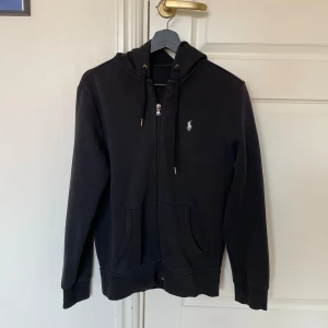 Ralph Lauren svart ziphoodie - Svart ziptröja från Ralph Lauren. Storlek: XS-S. Skick: 8/10. Nypris: 1800kr. Kontakta oss för fler bilder eller info!👍