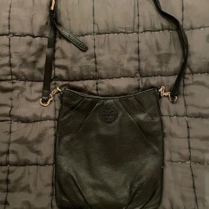 Tory burch väska  - Hejsan! Säljer en fin tory burch väska som inte används. Hör av er vid frågor eller funderingar!